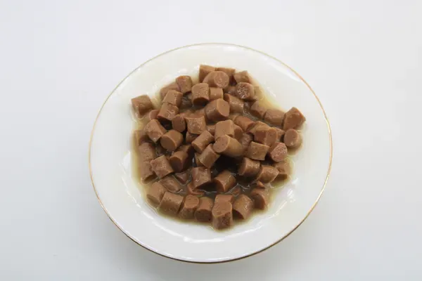 Bowl of wet pet food chunks in gravy