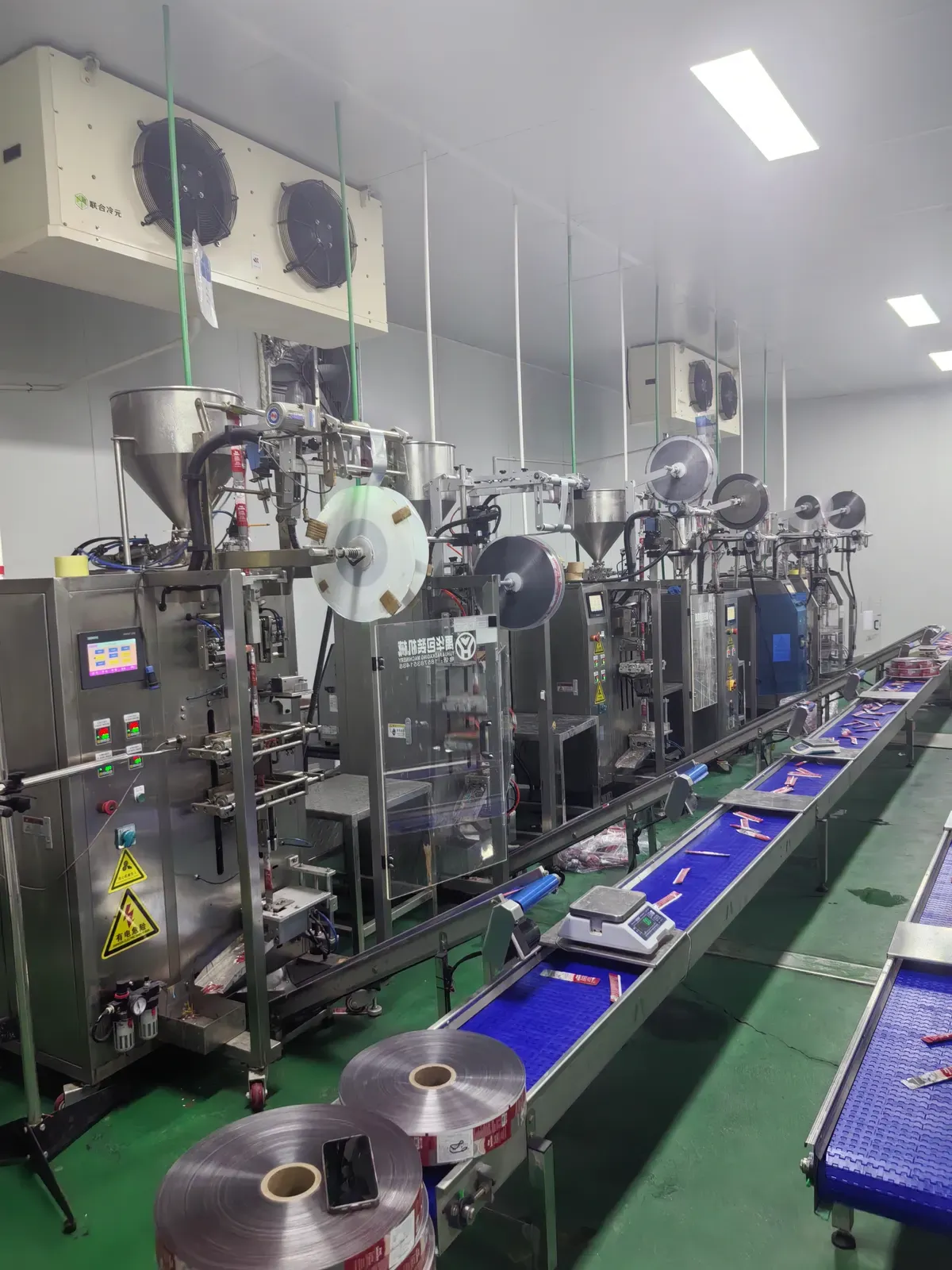 Multi-head weighing and packaging line inside the production workshop