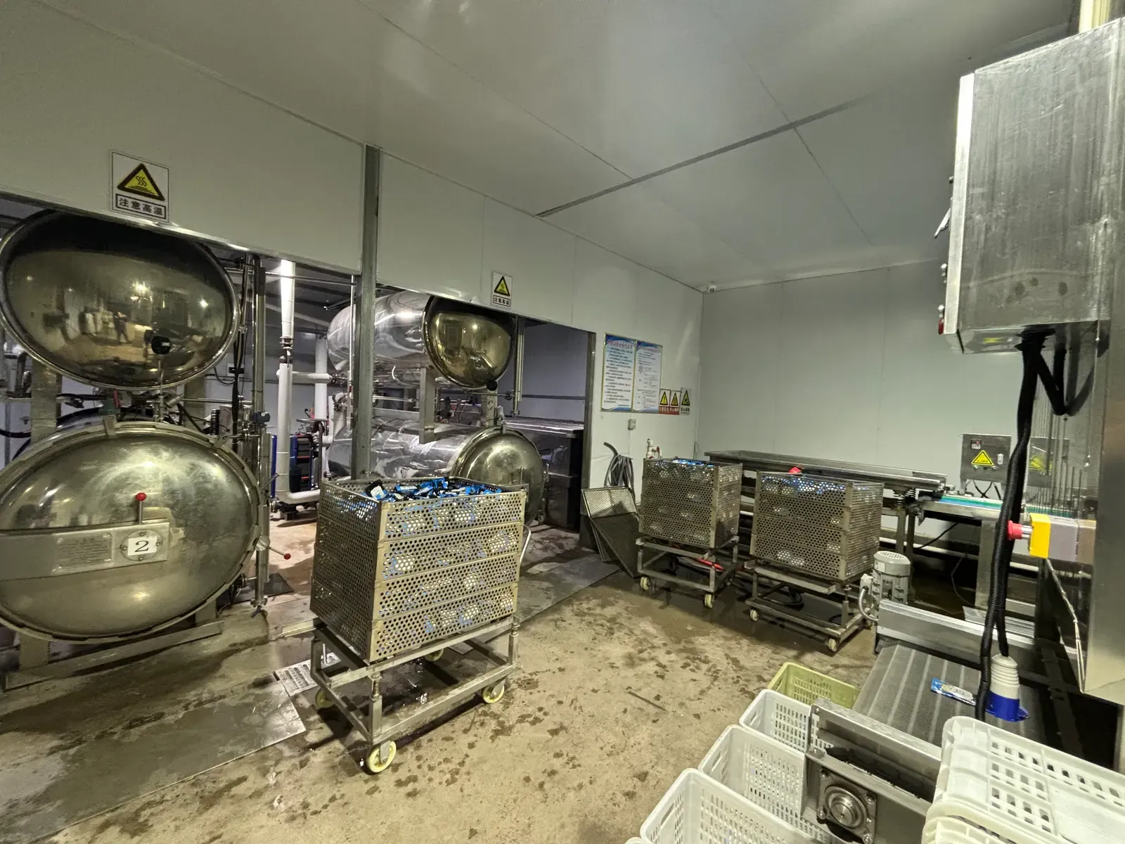 Retort sterilizer with loading baskets in the wet food workshop